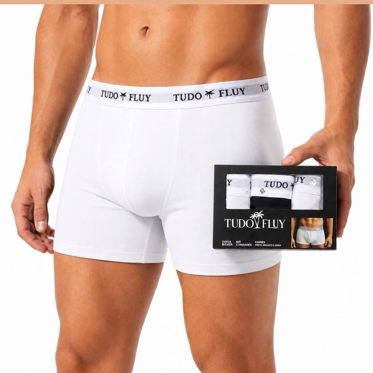 Homem vestindo a cueca boxer Tudo Fluy branca, segurando a caixa do kit