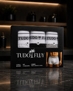 Caixa do Kit 3 de cuecas boxer Tudo Fluy sobre mármore escuro
